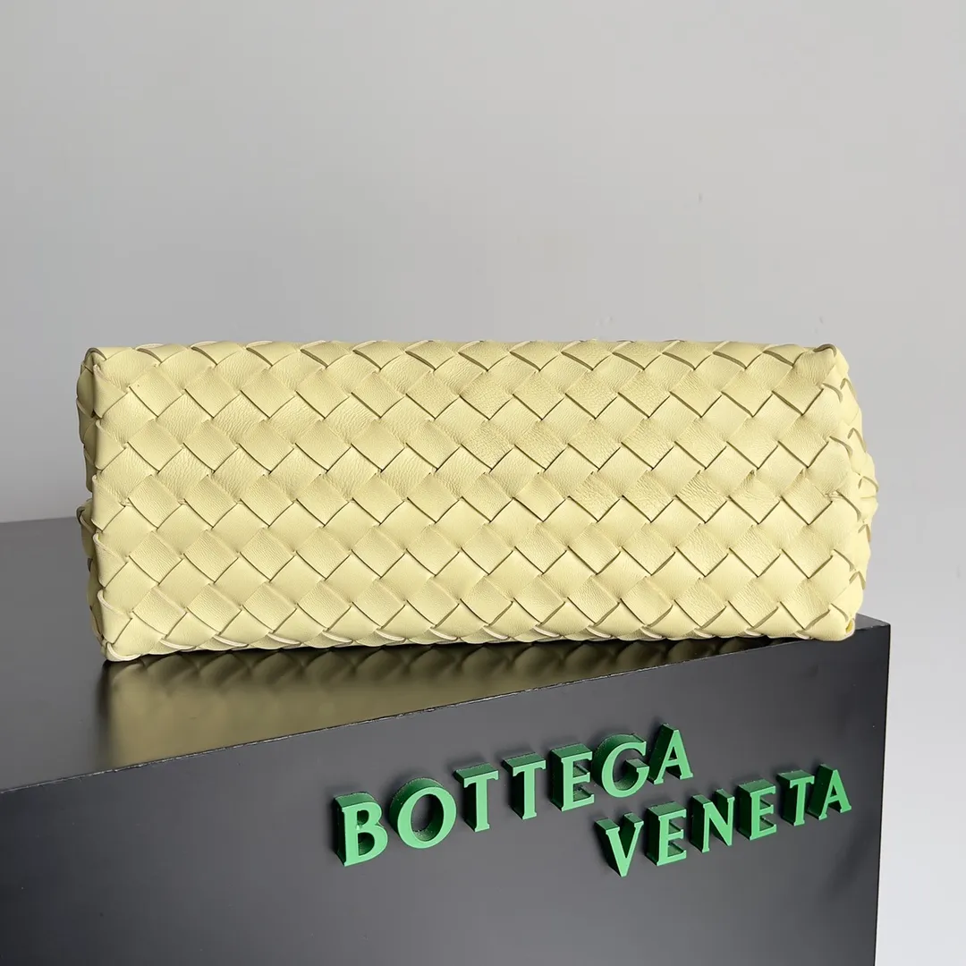 The 2023 new Andiamo batch of 2260 BV has been shipped‼ ️Really popular🔥The new Andiamo woven handbag launched by Bottega Veneta this season is really popular all over the world! ! Celebrities at home and abroad have worn it, and Oscar-winning actress Michelle Yeoh has taken it out on the street. Song Jia, Trai Yara, Yu Feihong, Sanji Ayaka, Rosie Hunting-Whiteley, Yoshioka Riho, etc. have all picked up this bag. It is classic and versatile, showing off its temperament, and the bag capacity is also large, which is very convenient for daily commuting! ! A variety of carrying methods, the shoulder straps can be adjusted by yourself, the original lambskin feels soft and delicate, and the unisex style breaks the gender boundaries and brings a more practical and long-lasting use experience. Andiamo, which has both elegant and casual styles, perfectly interprets the true appearance of "fashionable old money style". Style number: 743572 Size: 32*24*12
